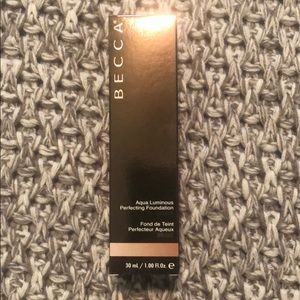 Becca aqua luminous foundation